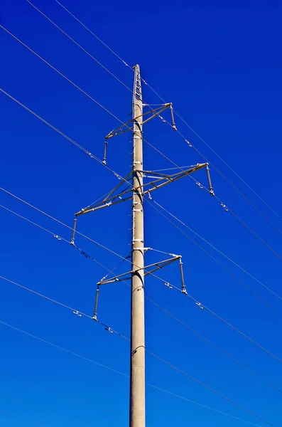Wieża Transmisyjna Pylon Przeciwko Błękitnemu Niebu — Zdjęcie stockowe