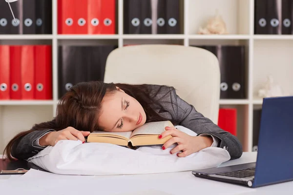 Mujer Negocios Joven Cansado Está Durmiendo Lugar Trabajo Oficina — Foto de Stock