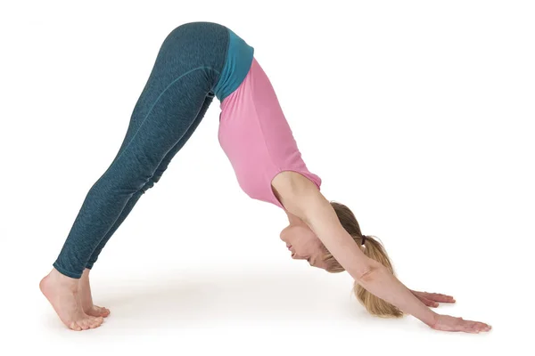 Vista Cuerpo Completo Una Joven Rubia Haciendo Ejercicios Yoga Sobre — Foto de Stock