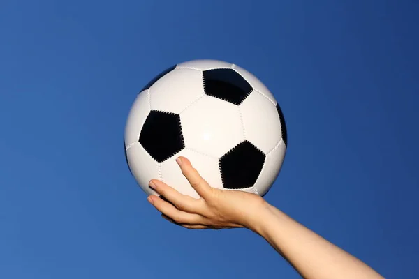 Main Tenant Ballon Football Sur Fond Bleu Ciel — Photo