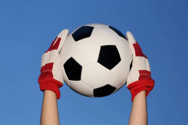 Рука Держа Футбольный Мяч Фоне Неба — стоковое фото