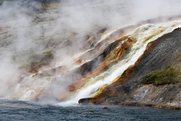 Cuenca Geyser Medio Camino Parque Nacional Yellowstone Florecimiento Uso —  Fotos de Stock