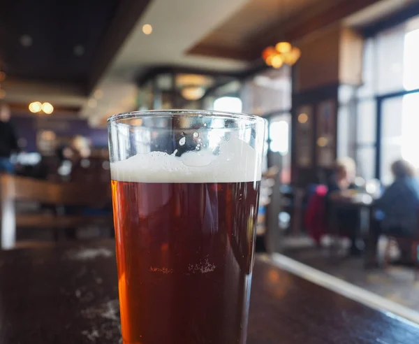 Una Pinta Cerveza Inglesa Pub Enfocada Vidrio Con Fondo Borroso — Foto de Stock