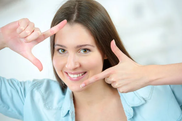 Vrouw Maken Een Frame Met Haar Vingers — Stockfoto