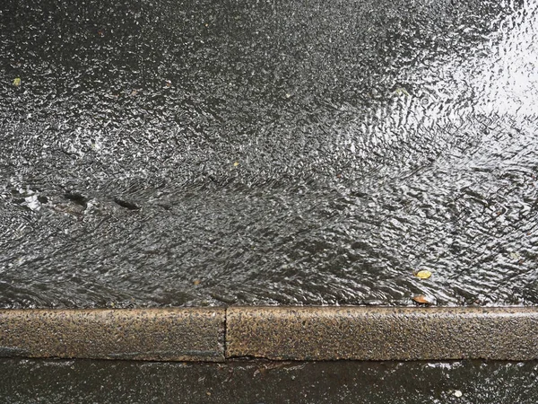 Rivulo Agua Que Fluye Por Calle Durante Lluvia Que Sopla — Foto de Stock