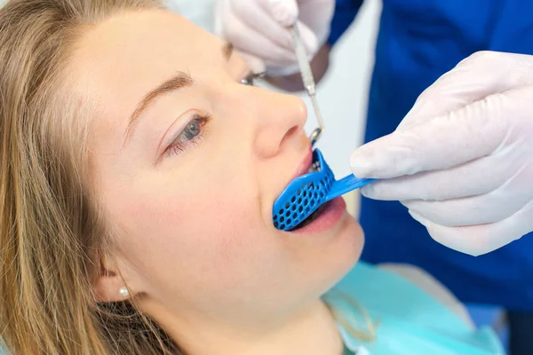 Mulher Tendo Trabalho Feito Dentista — Fotografia de Stock