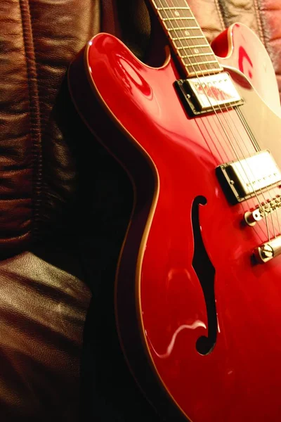 Tiro Close Corpo Guitarra Vermelha — Fotografia de Stock