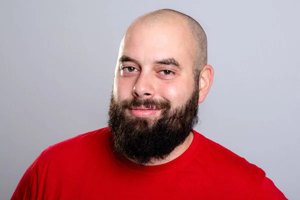 Young Bearded Man Red Shirt Front Gray Background — ストック写真