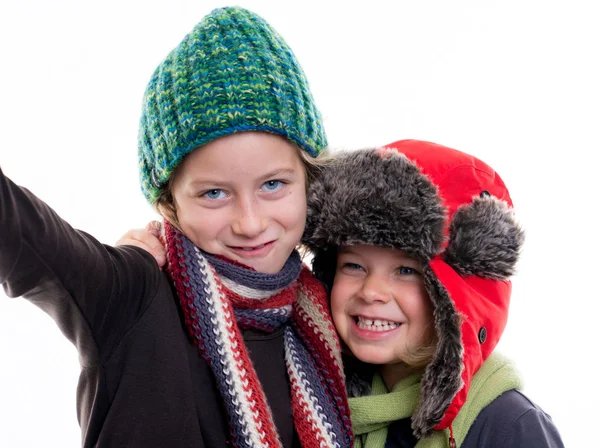 Due Ragazze Felici Abito Invernale Fronte Sfondo Bianco — Foto Stock