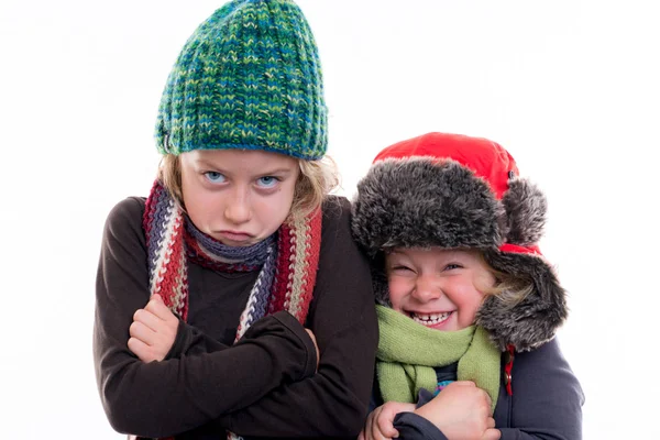 两个穿着冬装的快乐女孩站在白种人的面前 — 图库照片