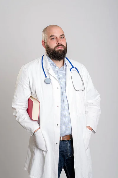 Muda Berjenggot Dokter Dengan Buku Dalam Mantel Putih — Stok Foto