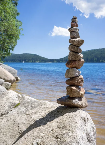 湖上的石板平衡 黑森林里的石板 — 图库照片
