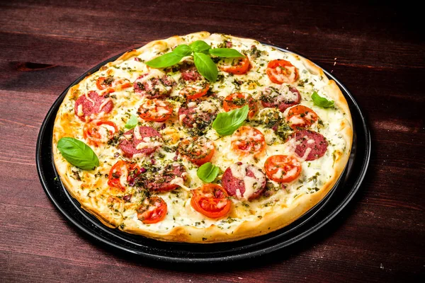 Pizza Com Manjericão Queijo Creme Tomate Salame — Fotografia de Stock