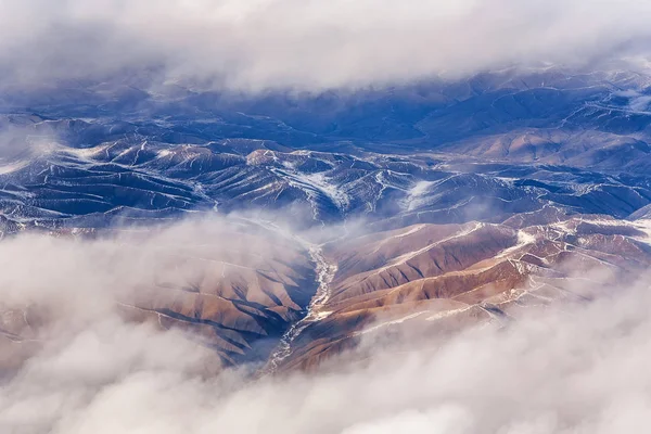 中国チベットの側雪のヒマラヤの山々 に航空機からの美しい景色 — ストック写真