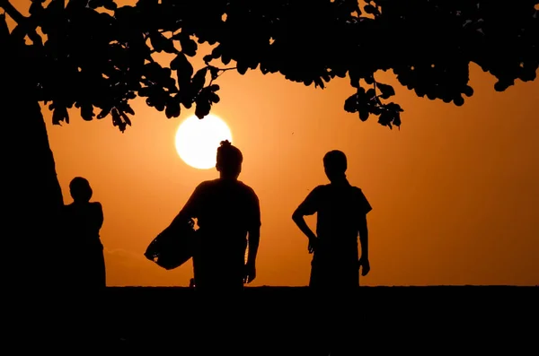 Magnifique Coucher Soleil Avec Deux Indonésiennes Femmes Locales Devant Ciel — Photo