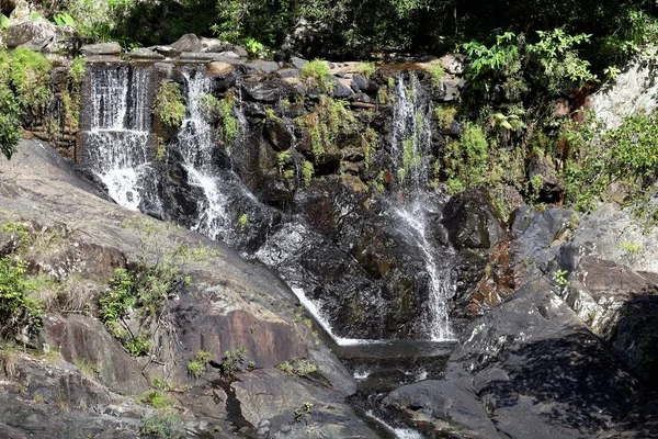 Schöner Wasserfall Auf Naturhintergrund — Stockfoto