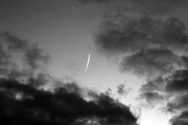 Das Flugzeug Himmel Zwischen Den Wolken — Stockfoto