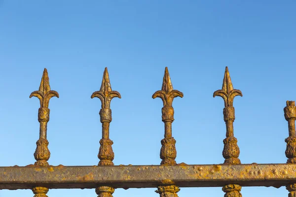 Старые Ржавые Ворота Против Голубого Неба — стоковое фото