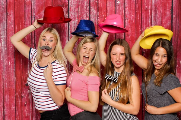 Mädchen Haben Spaß Mit Einer Fotobox Mädchen Mit Hüten Und — Stockfoto