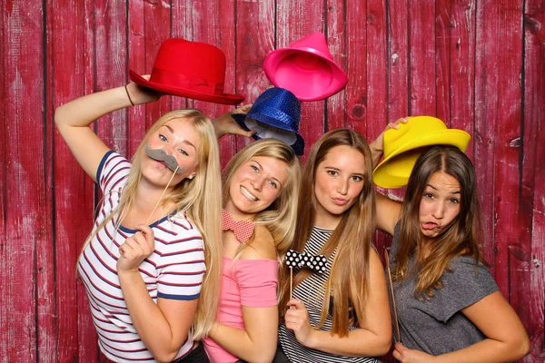 Meninas Divertir Com Uma Caixa Fotos Meninas Com Chapéus Barbas — Fotografia de Stock