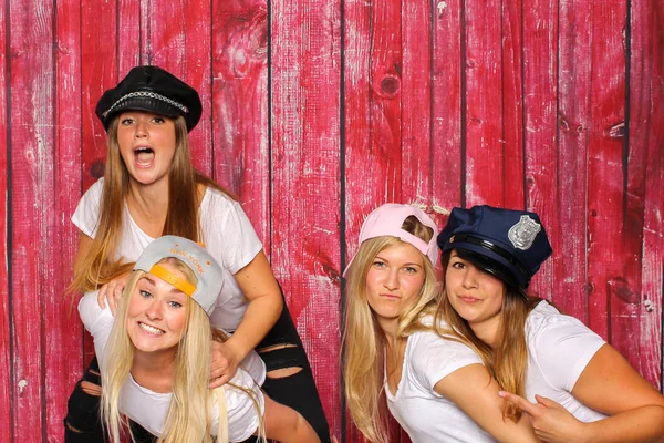 Jeunes Filles Avec Différentes Casquettes Sur Stand Photo — Photo