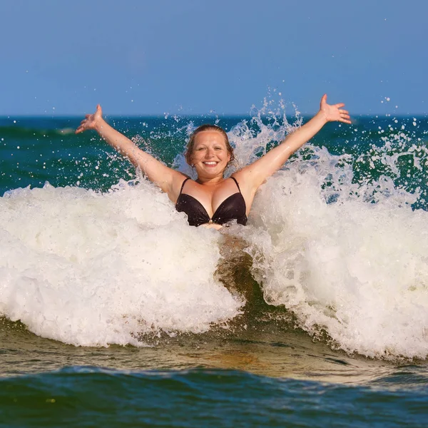 Vackra Leende Flicka Med Händerna Upp Skummet Sea Wave Glad — Stockfoto