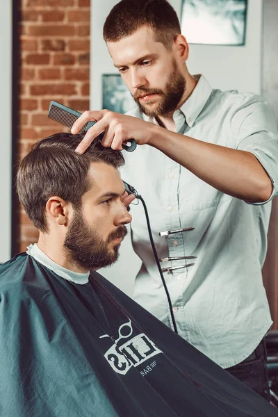 Joven Peluquero Guapo Haciendo Corte Pelo Hombre Barbudo Atractivo Barbería — Foto de Stock