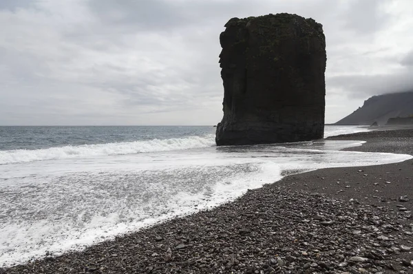 Горизонтальний Вид Ісландського Пляжу Величезною Кам Яною Формацією Посередині — стокове фото