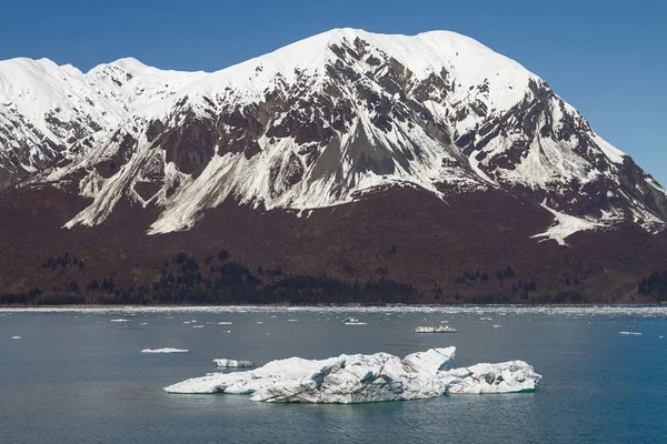 Großer Eisberg Schwimmt Nahe Hubbard Gletscher Alaska — Stockfoto