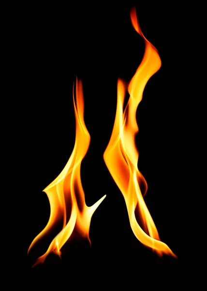 两种不同的炽热的火焰在黑色背景上燃烧 作为营火 烹调或取暖的概念 — 图库照片