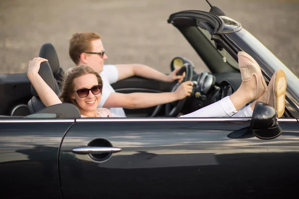 Jong Paar Rijdt Casual Een Cabriolet — Stockfoto