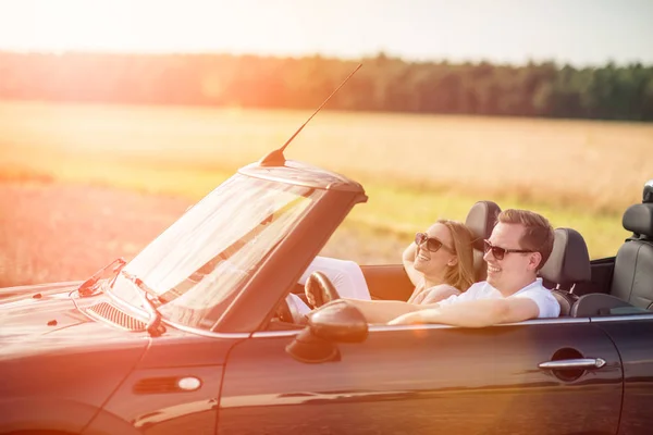 Koppel Auto Zonneschijn — Stockfoto