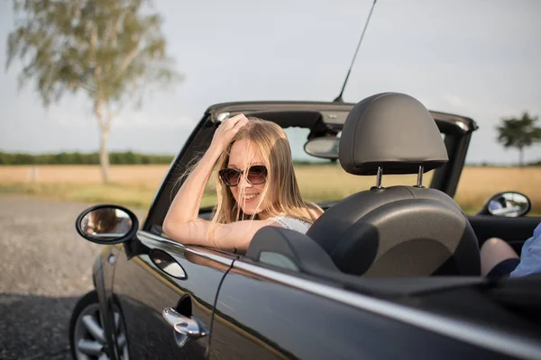 Jonge Vrouw Kijkt Uit Een Cabrio — Stockfoto