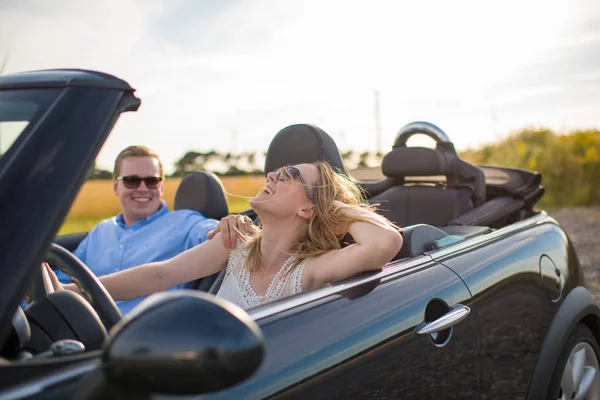 Koppel Gaat Vakantie Met Cabriolet Blij — Stockfoto