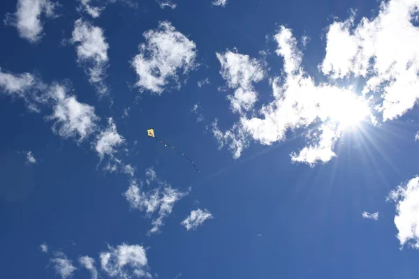 Blauer Himmel Mit Wolken Und Sonne — Stockfoto