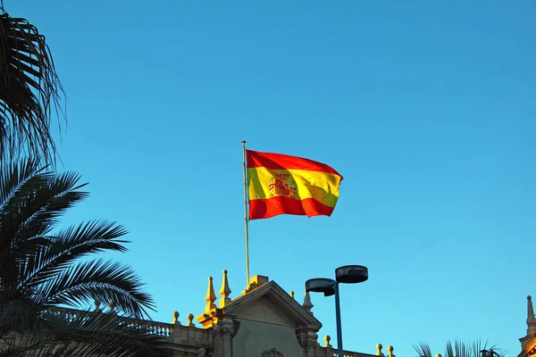 在蓝天的背景下 屋顶上挂着西班牙国旗 — 图库照片