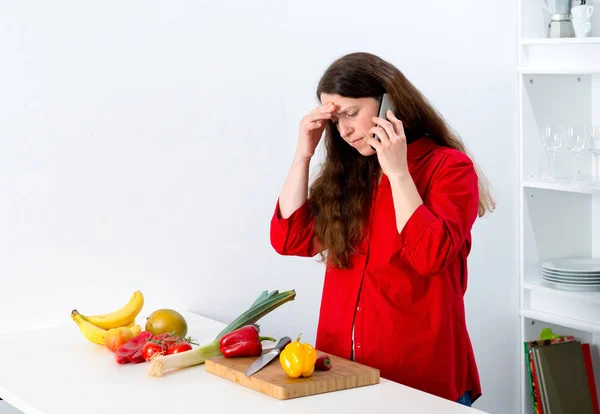 Femme Aux Cheveux Foncés Avec Chemise Rouge Dans Cuisine Appelle — Photo