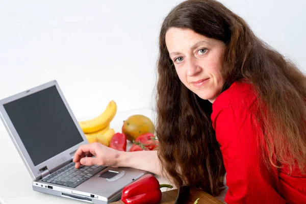 Koyu Saçlı Kadın Mutfakta Bilgisayar Kullanıyor — Stok fotoğraf