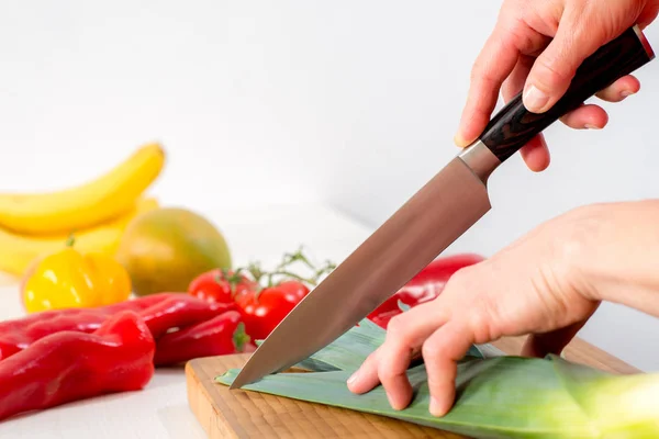Γυναίκες Χέρι Κοπής Λαχανικά Ένα Μεγάλο Μαχαίρι — Φωτογραφία Αρχείου
