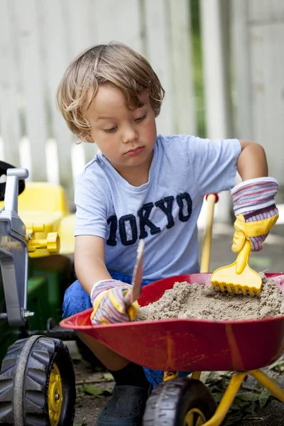 Маленький Хлопчик Своєму Іграшковому Тракторі — стокове фото
