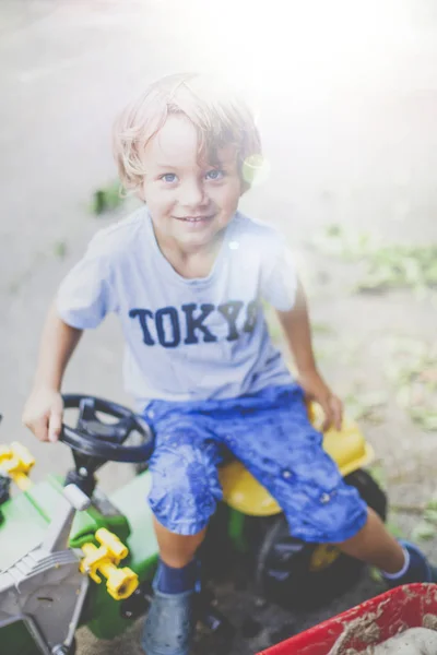 Kleine Jongen Zijn Speelgoed Trekker — Stockfoto