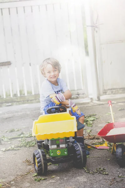 Kleine Jongen Zijn Speelgoed Trekker — Stockfoto