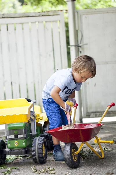 Kleine Jongen Zijn Speelgoed Trekker — Stockfoto