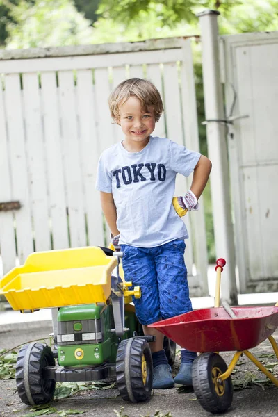 Kleine Jongen Zijn Speelgoed Trekker — Stockfoto