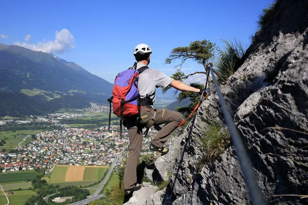 Young Man Backpack Standing Mountain — Stock Photo, Image