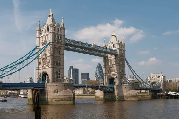 伦敦泰晤士河上的塔桥景观 — 图库照片