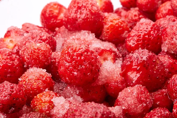 Verse Rijpe Aardbeien Met Suiker Een Witte Achtergrond — Stockfoto