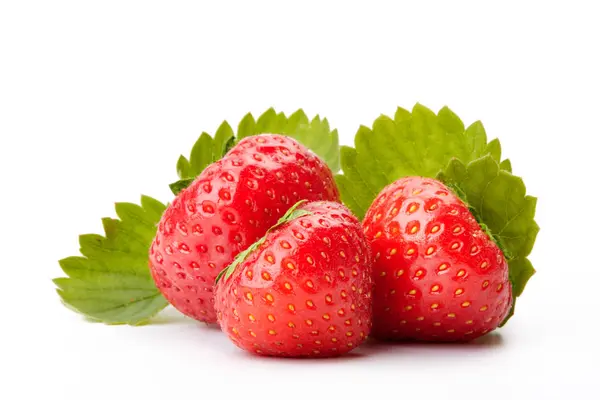 Aardbeien Met Bladeren Een Witte Achtergrond — Stockfoto