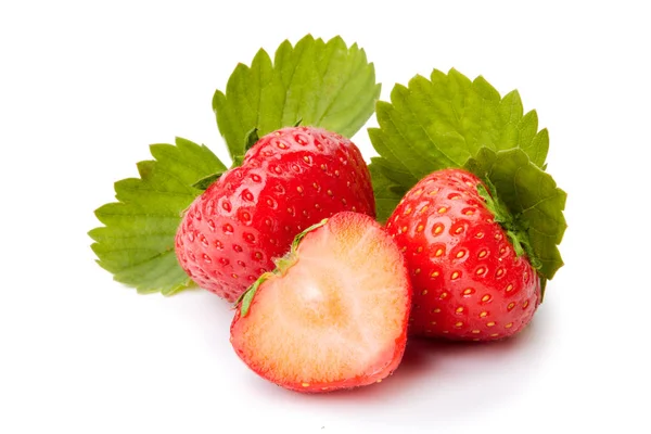 Erdbeeren Mit Blättern Auf Weißem Hintergrund — Stockfoto