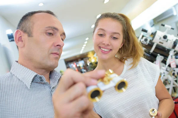 Hombre Que Muestra Gafas Ópera Joven — Foto de Stock